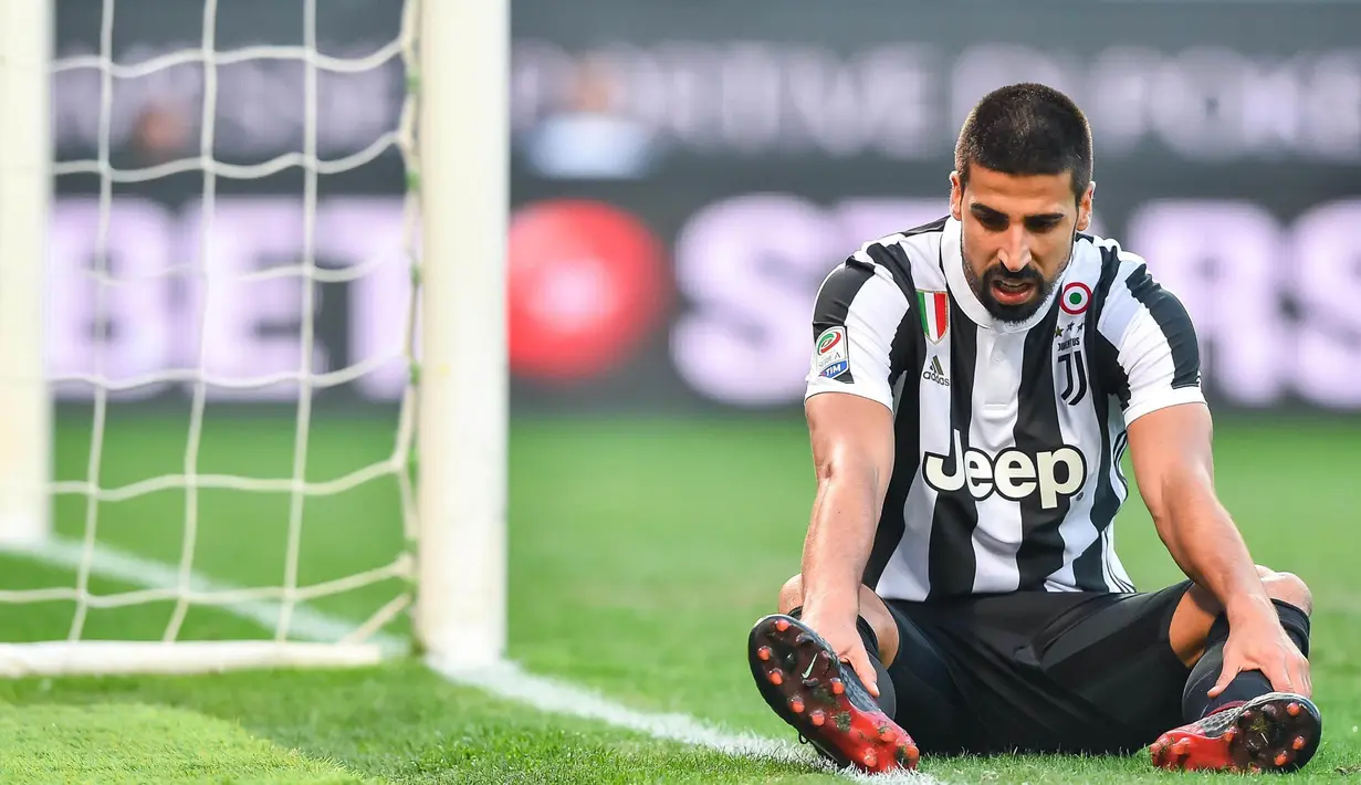 Gelandang Juventus, Sami Khedira, kecewa usai dikalahkan Sampdoria pada laga Serie A Italia di Stadion Luigi Ferraris, Genoa, Minggu (19/11/2017). Sampdoria menang 3-2 atas Juventus. (AP/Simone Arveda)