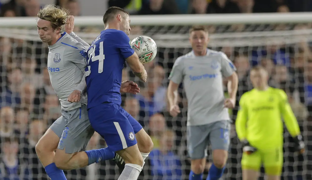 Gelandang Everton, Tom Davies, berebut bola dengan bek Chelsea, Gary Cahill, pada laga Piala Liga di Stadion Stamford Bridge, London, Rabu (25/10/2017). Chelsea menang 2-1 atas Everton. (AP/Alastair Grant)
