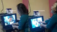Ulah Kocak Emak-Emak Sodorkan Susu ke TV demi Selamatkan Artis Kesayangan