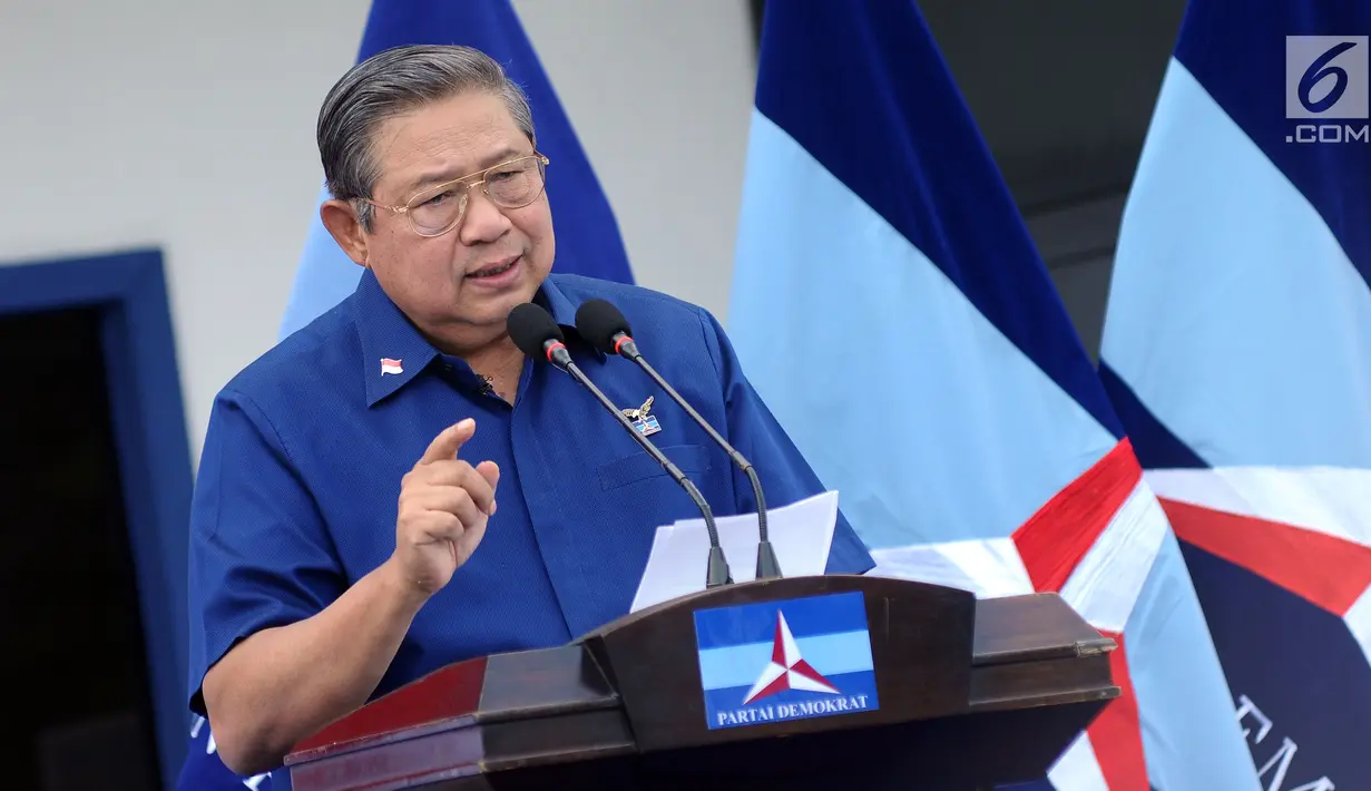 Ketua Umum Partai Demokrat, Susilo Bambang Yudhoyono saat menyampaikan pidato politik tahun 2018 di Cibinong, Kab Bogor, Jumat (5/1). Dalam pidatonya, SBY menyampaikan lima hal terkait Pilkada 2018. (Liputan6.com/Helmi Fithriansyah)