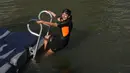 Hidalgo dengan hati-hati masuk ke sungai menggunakan tangga di kolam buatan yang disiapkan untuk acara tersebut. (AP Photo/Michel Euler)
