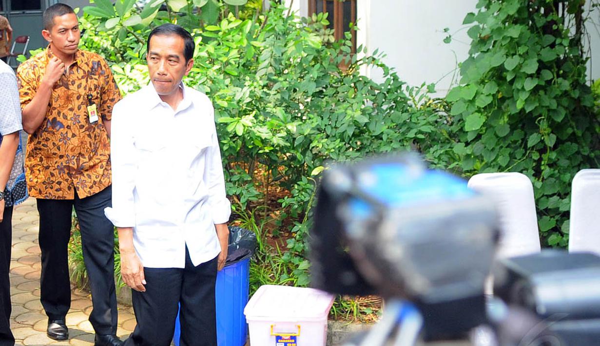 Jokowi yang tiba di lokasi pukul 13.15 WIB, tampak mengenakan kemeja putih dan celana hitam, Jakarta, (5/10/14). (Liputan6.com/Faisal R Syam)