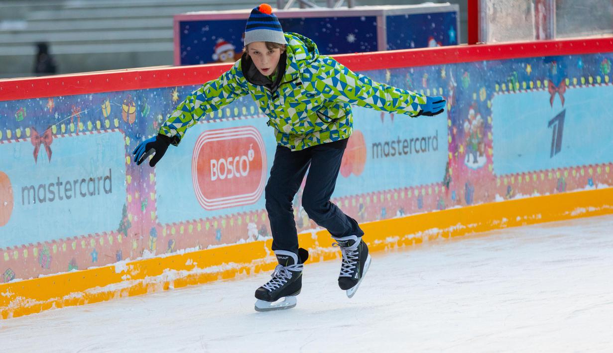 Seorang anak bermain skating di gelanggang es GUM di Lapangan Merah di Moskow, Rusia (2/12/2020). Gelanggang es di Lapangan Merah tersebut akan dibuka untuk umum hingga 1 Maret 2021. (Xinhua/Bai Xueqi)