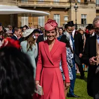 Kate Middleton hadir di pesta kebun dengan gaun bernuansa coral dan heels seharga Rp7jutaan (instagram/dukeandduchessofcambridge)