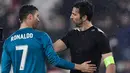 Kiper Juventus Gianluigi Buffon berinteraksi dengan striker Real Madrid Cristiano Ronaldo usai pertandingan leg pertama perempat final Liga Champions di Stadion Allianz, Turin (3/4). (AFP/Javier Soriano)