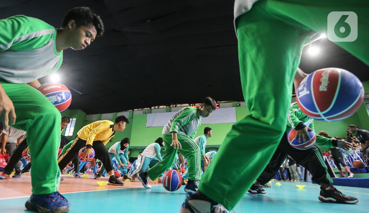 Siswa siswi Madrasah berlatih teknik dasar bola basket di GOR Bulungan Jakarta, Selasa (31/05/2022). Kementerian Agama (Kemenag) bekerja sama dengan National Basketball Association (NBA) menyelenggarakan workshop Jr. NBA Coaches Academy tatap muka pertama sejak tahun 2020. (Liputan6.com/Fery Pradolo)
