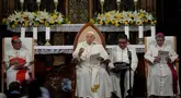 Paus Fransiskus (kedua kiri) berbicara kepada anggota komunitas Katolik di Katedral Santa Perawan Maria Diangkat ke Surga di Jakarta pada tanggal 4 September 2024. (Dita ALANGKARA/POOL/AFP)