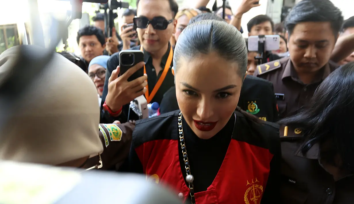 Sidang kasus dugaan pengancaman dan tindak pidana pencucian uang (TPPU) yang melibatkan aktris Nikita Mirzani kembali digelar di Pengadilan Negeri Jakarta Selatan, Kamis (21/8/2025). (KapanLagi.com/Budy Santoso)