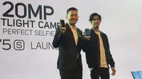 Kenny Chandra, Product Manager Vivo Mobile Indonesia bersama Al, Selfie Idol dan Brand Ambassador Vivo Mobile Indonesia. Liputan6.com/Jeko Iqbal Reza