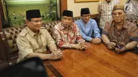Bakal calon Presiden Prabowo Subianto dan Bakal Cawapres Sandiaga Uno berbincang dengan Ketum PBNU KH Said Aqil Siroj (tengah) saat kunjungan ke kantor PBNU, Jakarta, Kamis (16/8). (Liputan6.com/Faizal Fanani)
