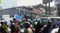 Bus Transjakarta menabrak pembatas jalan di Gunung Sahari Raya. 