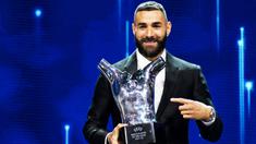 Bomber Real Madrid, Karim Benzema, tak mampu menutupi kebahagiaan usai dinobatkan sebagai pemain terbaik Eropa 2022. Pemain asal Prancis itu mengaku sangat senang lantaran ini merupakan gelar pertamanya untuk penghargaan individu versi UEFA tersebut. (AFP/Ozan Kose)