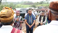 Foto: Gubernur NTT Viktor Laiskodat disambut dengan upacara adat saat berkunjung ke Manggarai Barat (Liputan6.com/Ola Keda)