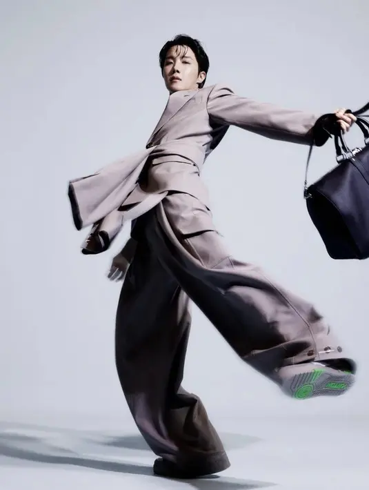 Pria asal Gwangju ini juga membawa tas LV Keepell hitam polos yang nampak begitu berkelas di tangannya.   Credit: Louis Vuitton