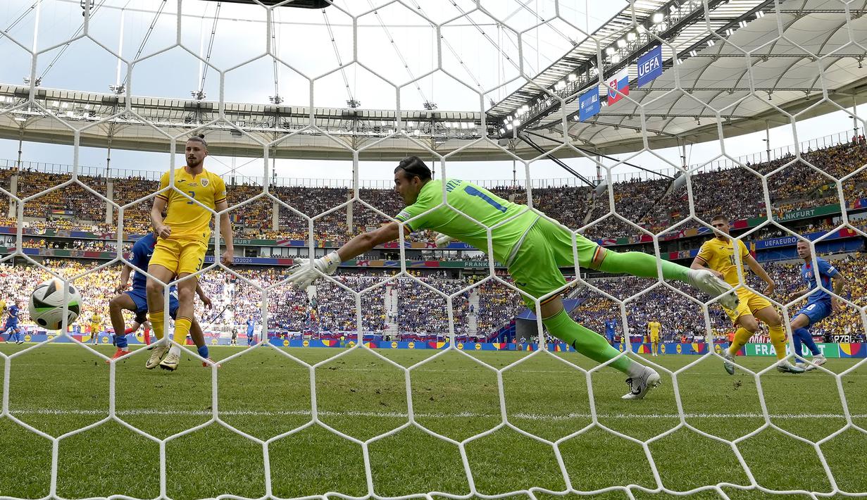 Gol Slovakia dipersembahkan oleh Ondrej Duda. (AP Photo/Frank Augstein)
