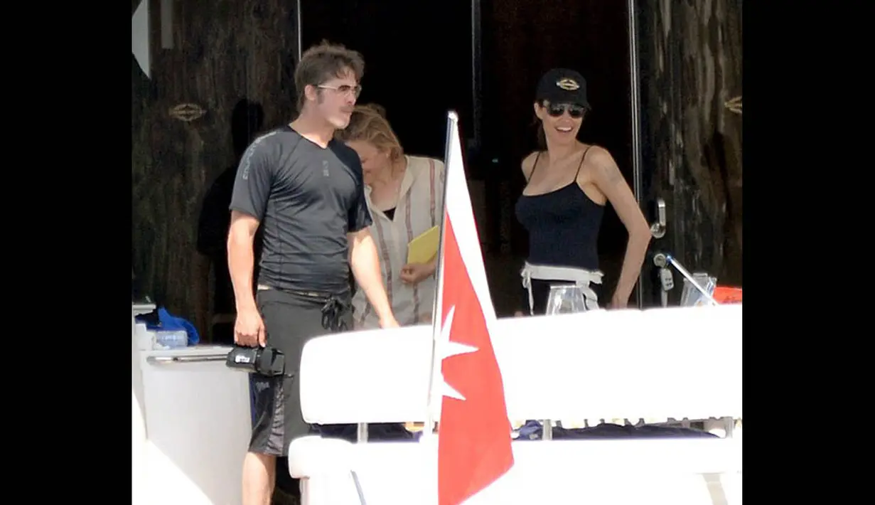 Kabarnya, Brad Pitt dan Angelina rela mengeluarkan biaya tak kurang dari £250 juta atau setara dengan Rp 4,8 triliun untuk menyewa kapal pesiar itu, Malta, (15/9/14). (Dailymail)
