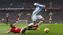 Pemain Manchester United, Juan Mata menghalau bola dari kaki pemain Huddersfield Town, Collin Quaner pada laga Premier League di Old Trafford, Manchester, (3/2/2018). MU menang 2-0. (Martin Rickett/PA via AP)