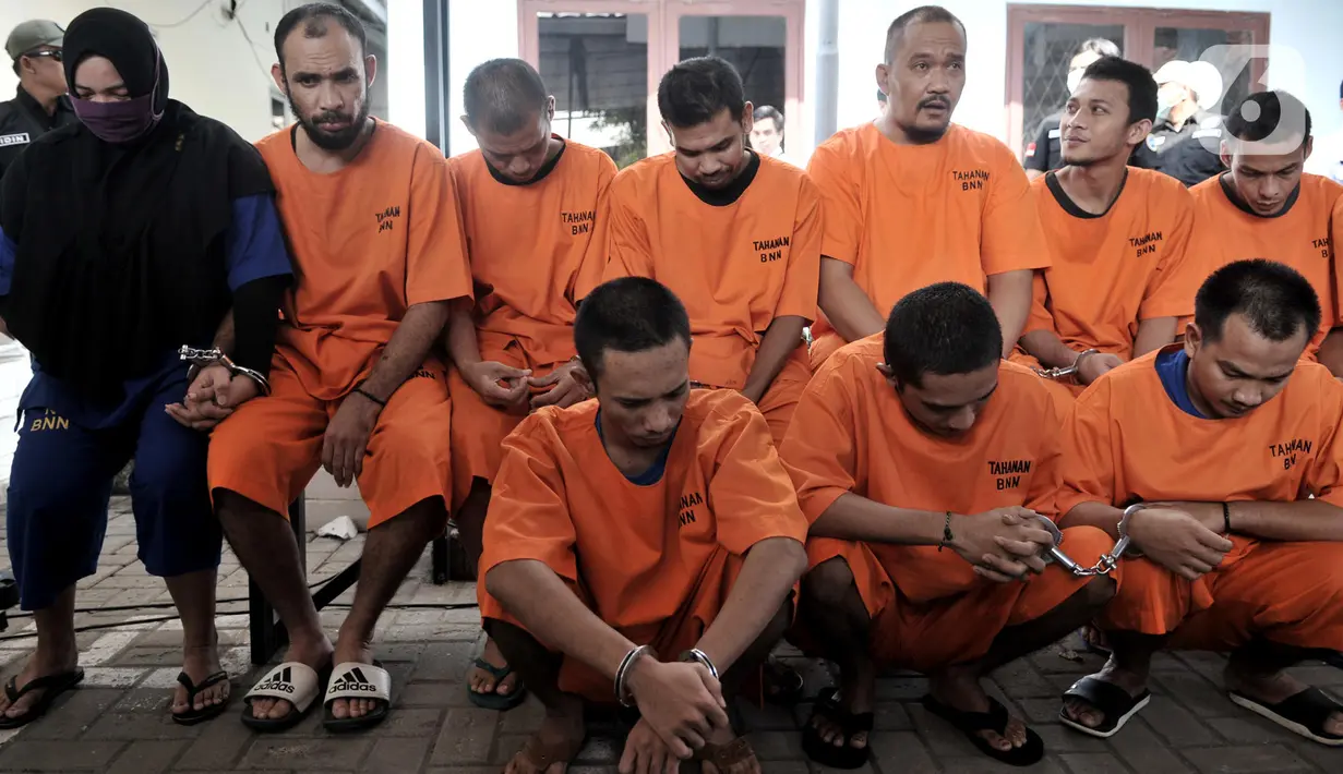 Para tersangka ditunjukkan saat pemusnahan barang bukti narkotika berupa sabu dan ekstasi di Kantor BNN, Jakarta, Senin (9/12/2019). BNN memusnahkan 82,6 kilogram sabu dan 108 ribu butir ekstasi hasil pengungkapan enam kasus selama September hingga November 2019. (Liputan6.com/Iqbal Nugroho)