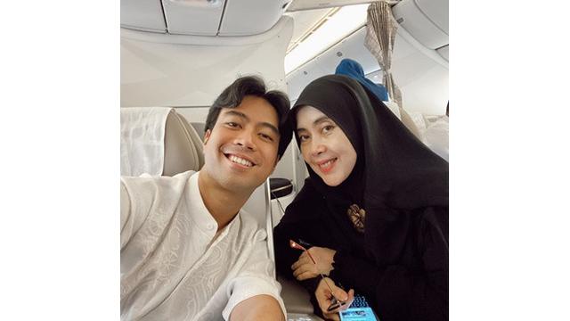 6 Momen Kedekatan Vidi Aldiano dengan Ibunda, Terbaru Umrah Bareng