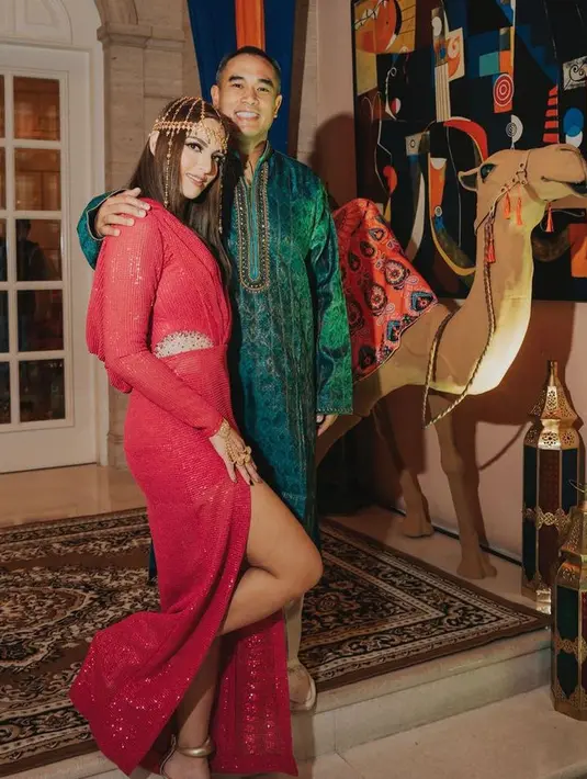 Merayakan pesta ulang tahun, Nia Ramadhani mengenakan slit dress merah lengan panjang shimmer sesuai dengan konsep Arabian Night. Tampilannya yang maksimal tersebut justru menuai komentar negatif, netizen mengatakan jika pakaiannya terlalu seksi karena masih suasana lebaran. [@ramadhaniabakrie]