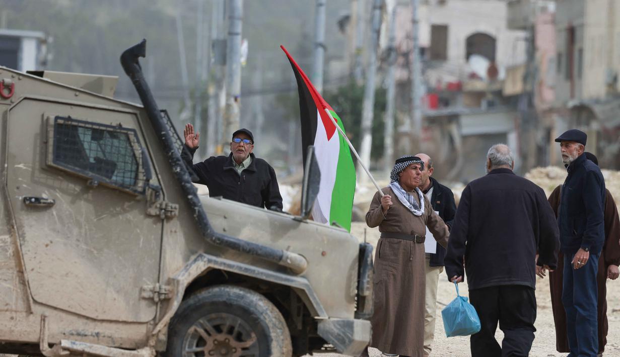 Mereka menegaskan kembali bahwa Israel tidak memiliki kedaulatan atas wilayah Palestina yang diduduki. Tampak dalam foto, warga Palestina berunjuk rasa setelah tentara Israel memblokir pintu masuk kamp pengungsi Palestina Nur Shams di Tepi Barat yang diduduki pada Senin 9 Februari 2026. (Jaafar ASHTIYEH/AFP)