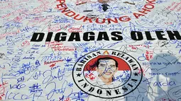 Sebuah spanduk besar penuh tanda tangan dari masyarakat sebagai bentuk dukungan Ahok sebagai Gubernur DKI Jakarta. Foto diambil pada 9 November 2014. (Liputan6.com/Miftahul Hayat)