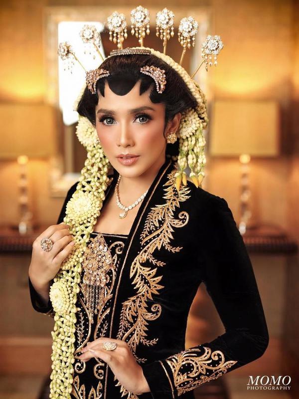 Selebriti tampil bergaya pengantin Jawa (Sumber: Instagram/ussypratama)