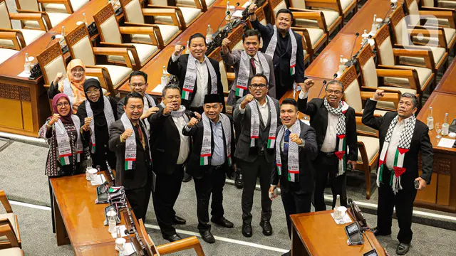 Anggota DPR Pakai Syal Palestina