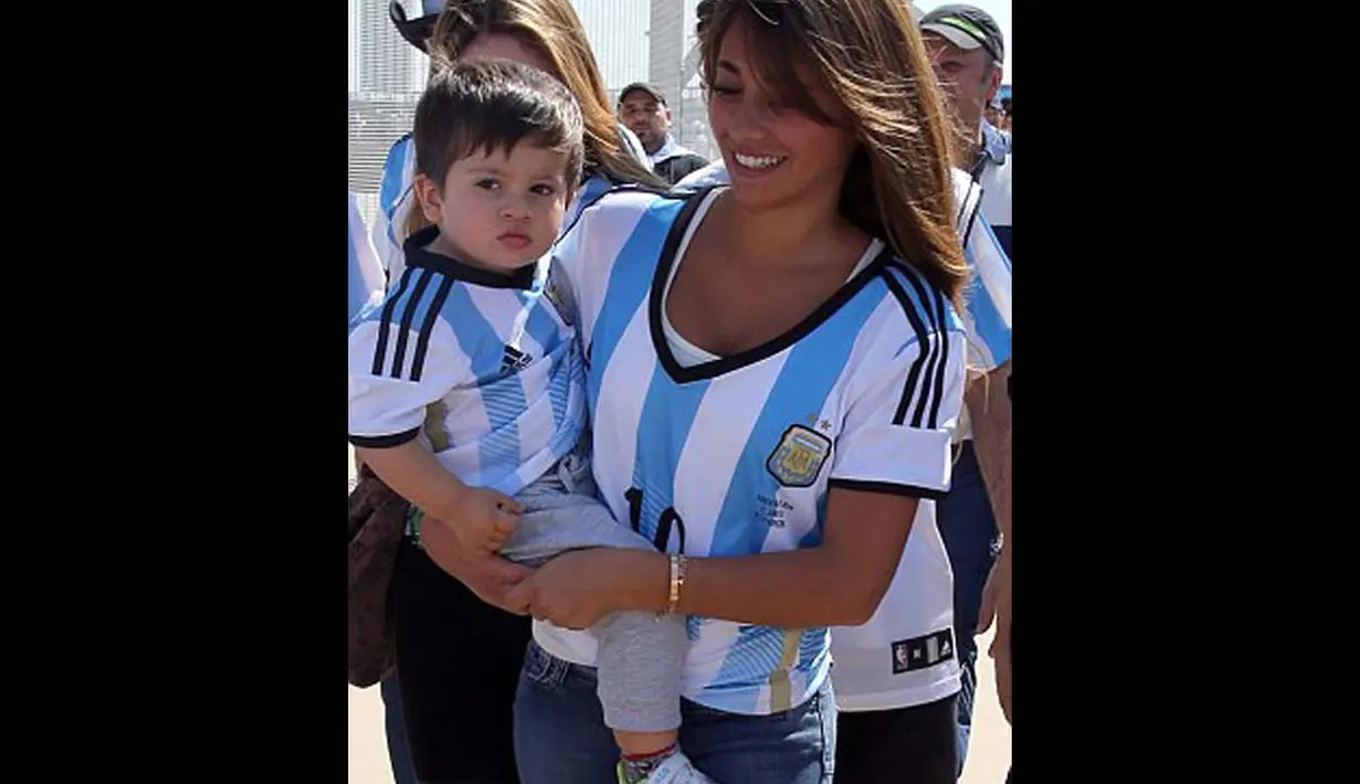Kabar gembira menghampiri Lionel Messi. Striker andalan Barcelona ini resmi menjadi ayah setelah sang kekasih melahirkan putra pertama mereka Thiago (dailymail.co.uk)
