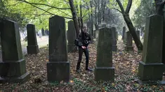 Dominik Creazzi, pemburu hantu dari "Paranormal Investigator" mencari aktivitas gaib di pusat pemakaman tua di Wina, Austria, 20 Oktober 2016. Pemakaman ini disinyalir memiliki aura mistis yang kental dengan aktivitas makhluk halus. (JOE KLAMAR/AFP)