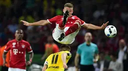 Pemain Bayern Munchen, Joshua Kimmich (atas), berebut bola dengan pemain Borussia Dortmund, Marco Reus, dalam final DFB Pokal di Olympiastadion Berlin, Sabtu (25/5/2016). (AFP/John Macdougall) 