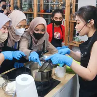 Angel nggak segan 'buka-bukaan' cara membuat pecahan kaca dari gula yang dicairkan/Istimewa.