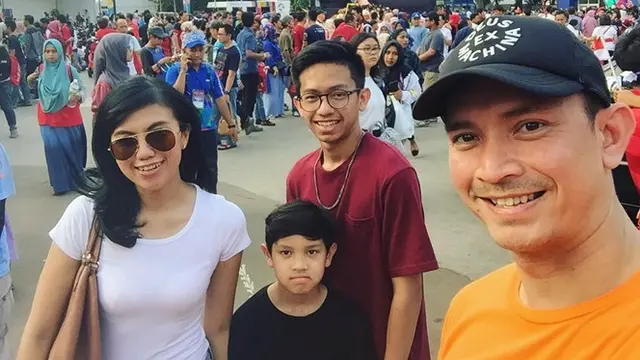 Jarang Tersorot, Ini 6 Potret Harmonisnya Keluarga Aditya Herpavi