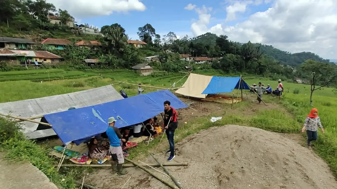 Khawatir Gempa Susulan, Warga Bogor Bangun Tenda Darurat di Sawah