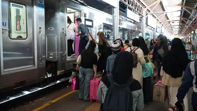 KAI melaporkan penjualan tiket perjalanan jarak jauh dan lokal melonjak saat periode angkutan Lebaran 2026. (Foto: KAI)