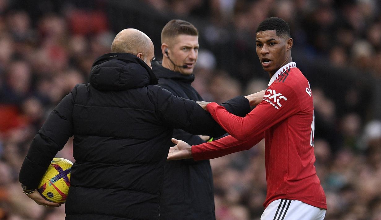 Pep Guardiola nampaknya sangat kesal. Ia menilai gol pertama MU tidak sah karena Marcus Rashford terlebih dulu dalam posisi offside. (AFP/Oli Scarff)