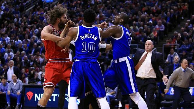 Robin Lopez (kiri) dan Serge Ibaka.