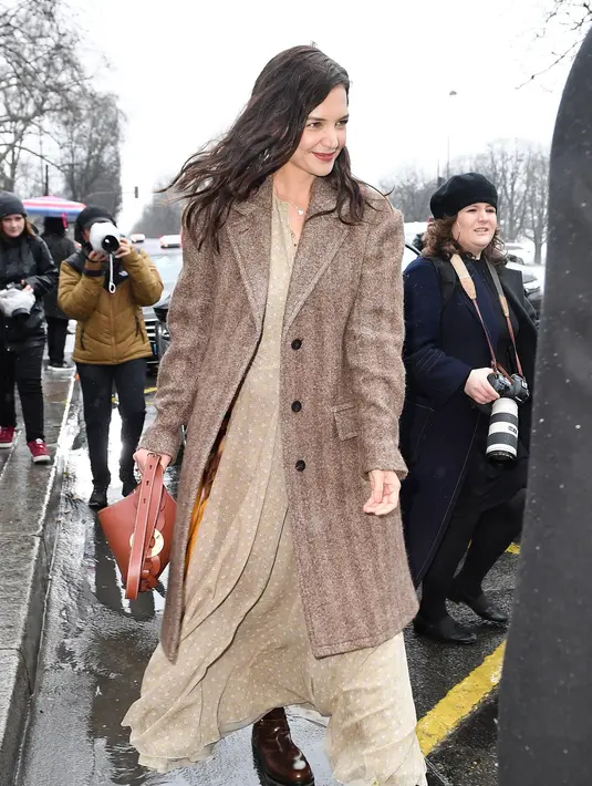 Katie Holmes tampil dengan nuansa Parisian yang chic mengenakan busana, alas kaki, serta tas dari Chloe. Foto: Vogue.