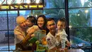 Potret keharmonisan begitu terlihat dari beberapa potret yang kerap dibagikan di akun instagram keduanya. Momen hangat perayaan ulang tahun anak keduanya. [Instagram/ezagio]