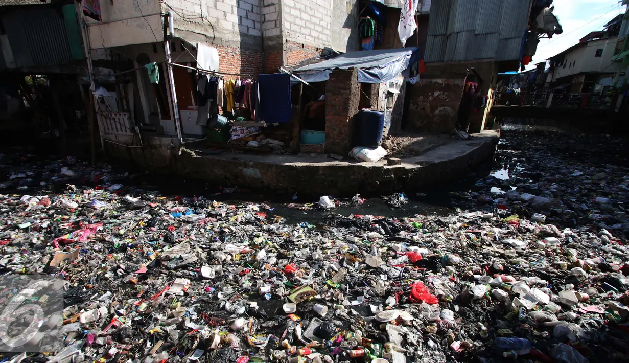 Sampah plastik yang menggunung di kali kawasan Tanah Abang, Jakarta, Kamis (5/1). Jumlah penduduk miskin hingga September tahun lalu turun menjadi 27,76 juta orang dibandingkan dengan Maret 2016 sebanyak 28,01 juta orang. (Liputan6.com/Angga Yuniar)