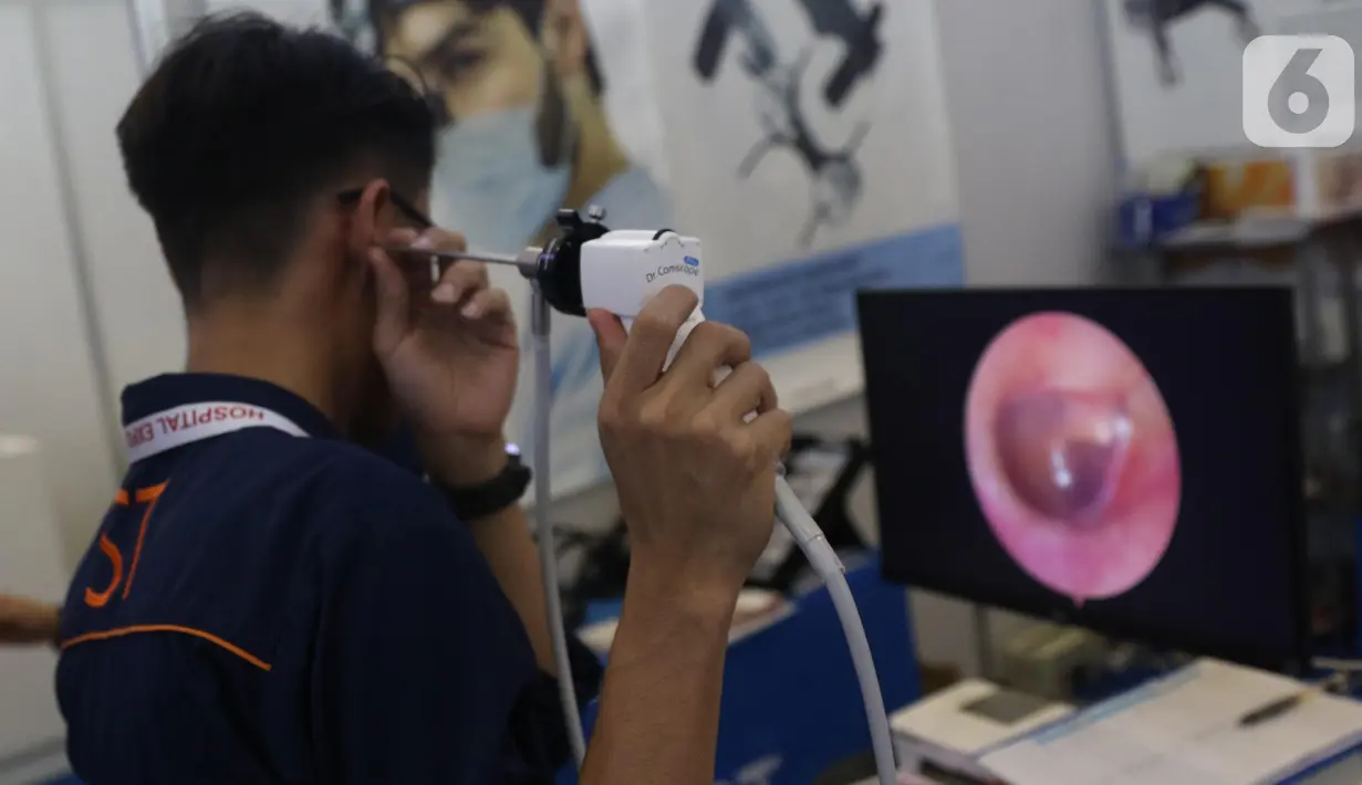 Pengunjung mencoba alat kesehatan saat pameran Indonesia Hospital Expo 2019 di JCC, Jakarta, Kamis (24/10/2019). Pameran ini bertema Transformasi Menuju Layanan Kesehatan Paripurna. (Liputan6.com/Angga Yuniar)