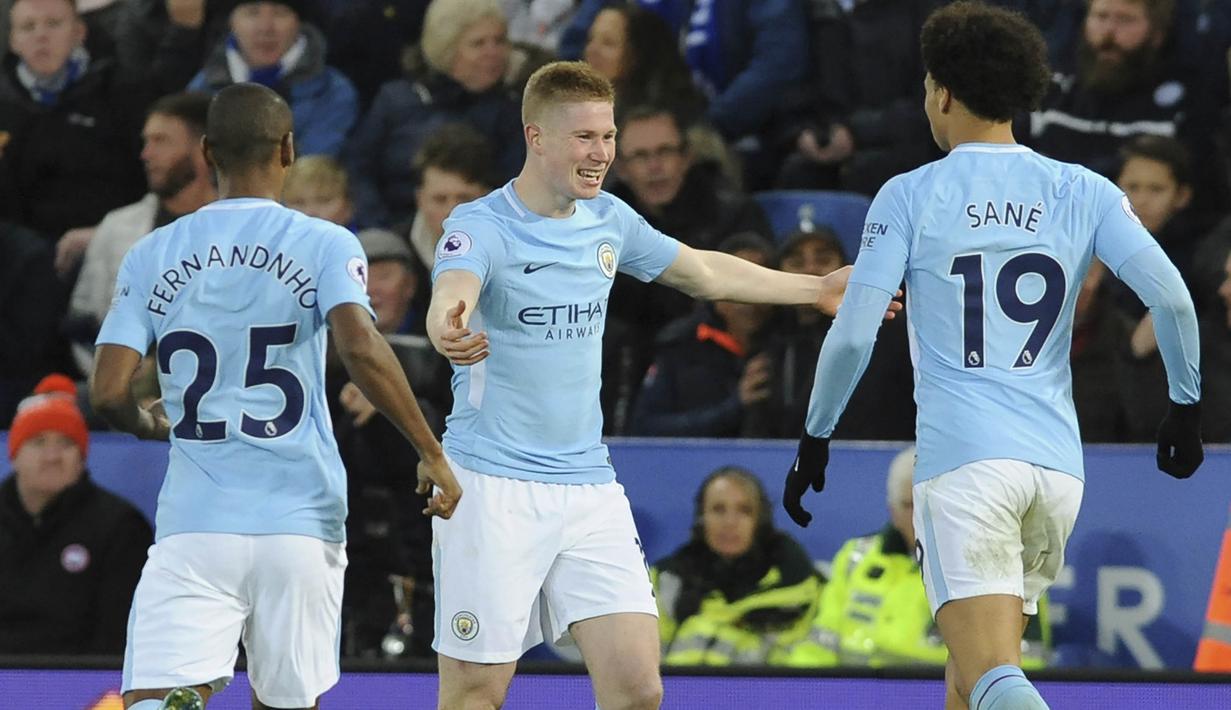 Gelandang Manchester City, Kevin De Bruyne, melakukan selebrasi usai mencetak gol ke gawang Leicester City pada laga Premier League di Stadion King Power, Sabtu (18/11/2017). Manchester City menang 2-0 atas Leicester City. (AP/Rui Vieira)