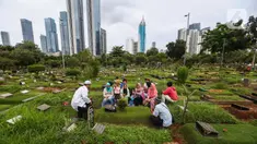 Sejumlah umat muslim berdoa di depan makam keluarga di Pemakaman Karet Bivak Jakarta, Minggu (3/3/2024). (Liputan6.com/Angga Yuniar)