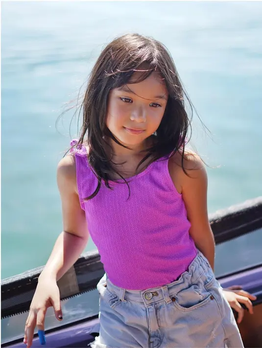 Gading mengunggah foto-foto Gempi tersebut di akun Instagramnya (16/4). Kulit Gempi yang terkena cuaca pantai agak tan atau kecoklatan. [Instagram @gadiiing]