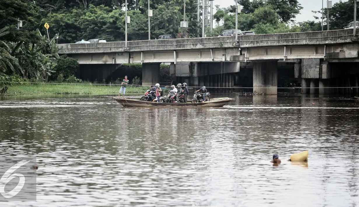 Sejumlah pengendara motor menaiki perahu eretan di  Kanal Banjir Barat (KBB), Teluk Gong, Jakarta, Rabu (10/2/2016). Dengan tarif Rp 2000, mereka dapat mempersingkat jarak dan waktu dari Teluk Gong menuju Pluit. (Liputan6.com/Faizal Fanani)