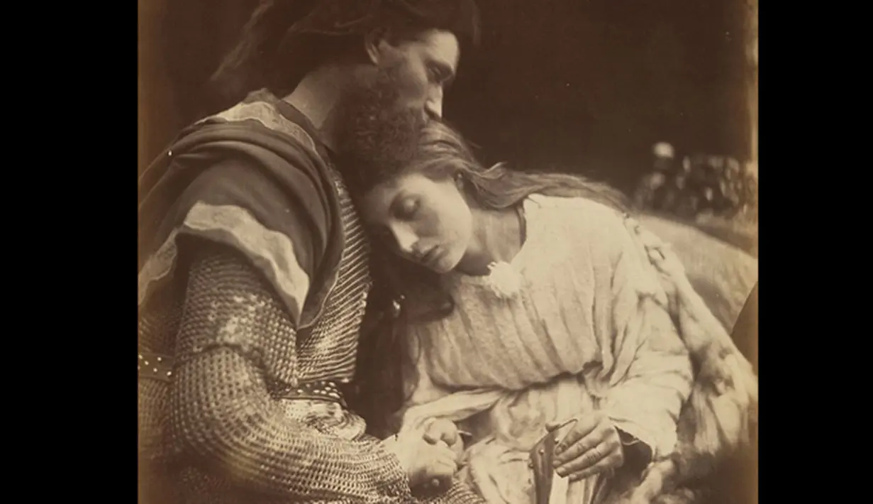 Foto yang berjudul Perpisahan Lancelot dan Guinevere, pada tahun 1874 Tennyson meminta Cameron untuk membuat ilustrasi fotografi dengan kostum sendiri dan teman-temannya. (Julia Margaret Cameron/Museum of Art/wwn)