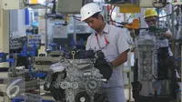 Pekerja merakit komponen mobil di PT Toyota Motor Manufacturing Indonesia (TMMIN), Jakarta, Senin (9/5). Pemerintah menetapkan industri kendaraan bermotor (KBM) sebagai prioritas untuk membangkitkan industri otomotif Nasional (Liputan6.com/Angga Yuniar)