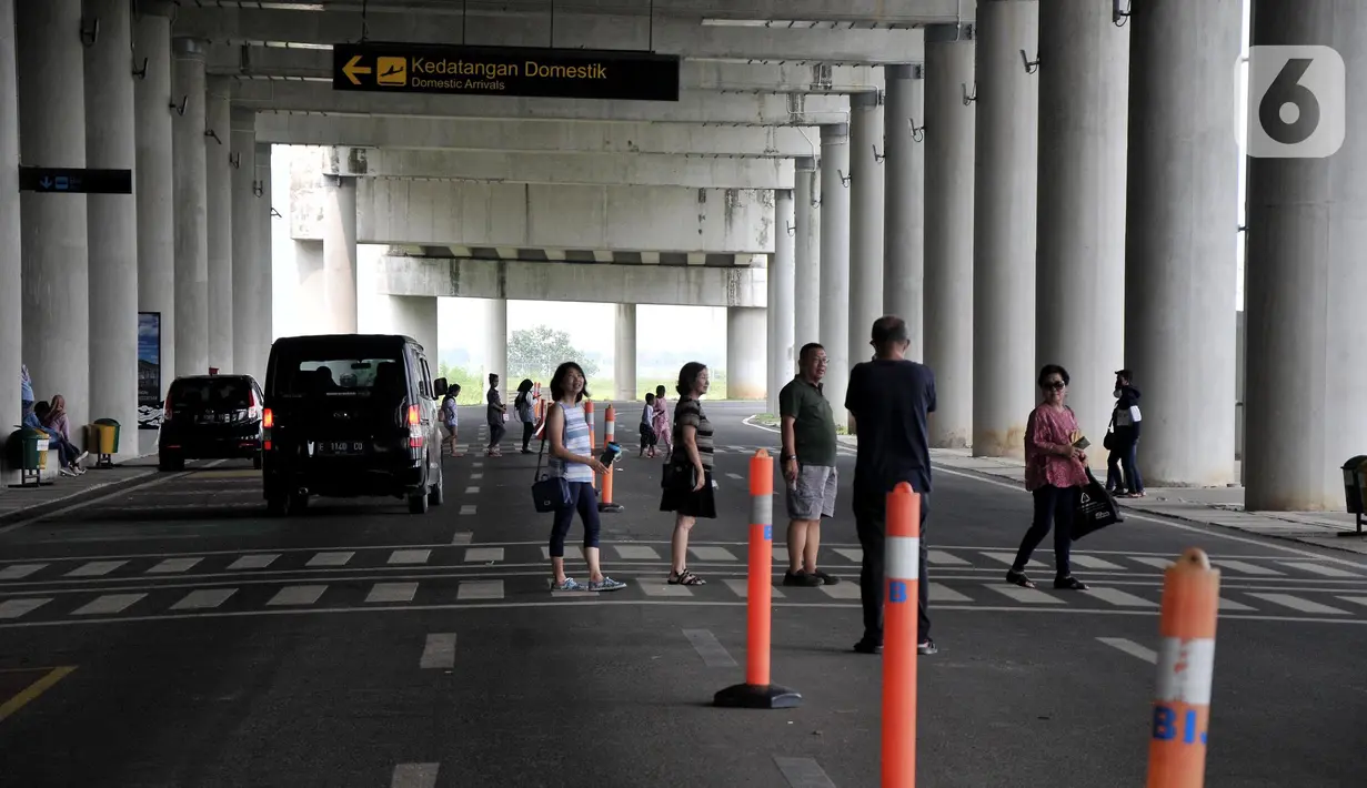 Pengunjung berfoto di area keberangkatan Bandara Internasional Jawa Barat (BIJB) Kertajati, Kabupaten Majalengka, Jawa Barat (30/1/2022). Seperti diketahui, Bandara Kertajati belum melayani perjalanan penumpang dan hanya dioperasikan sebagai terminal kargo.  (merdeka.com/Iqbal S. Nugroho)