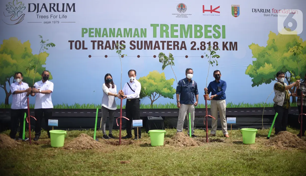 Kadis Kehutanan Provinsi Lampung Yanyan Ruchyansyah, VP Djarum Foundation FX Supanji, Branch Manager Ruas Bakauheni-Terbanggi Besar, Hanung Hanindito, Influencer Medina Kamil, secara simbolis melakukan penanaman 15000 pohon trembesi di Jalan Tol Trans Sumatera di Bandar Lampung. (Liputan6.com)