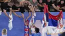 Petenis asal Serbia Novak Djokovic memberikan tanda tangan setelah mengalahkan Roberto Carballes Baena dari Spanyol pada pertandingan putaran pertama kejuaraan tenis Australia Terbuka di Melbourne, Rabu (18/1/2023). Berburu tanda tangan menjadi salah satu aktivitas fans yang menonton langsung Australian Open 2023. (AP Photo/Aaron Favila)